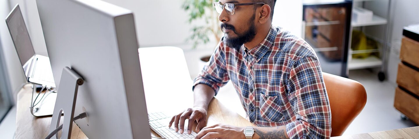 student uses computer to apply for financial aid